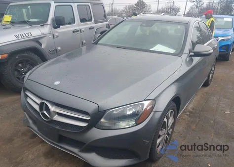 2017 Mercedes-Benz C 300 4Matic z USA, uszkodzony, nr VIN 55SWF4KB6HU191966